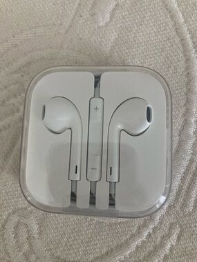 Apple White EarPods with Lightning Connector in Clear Carry Case